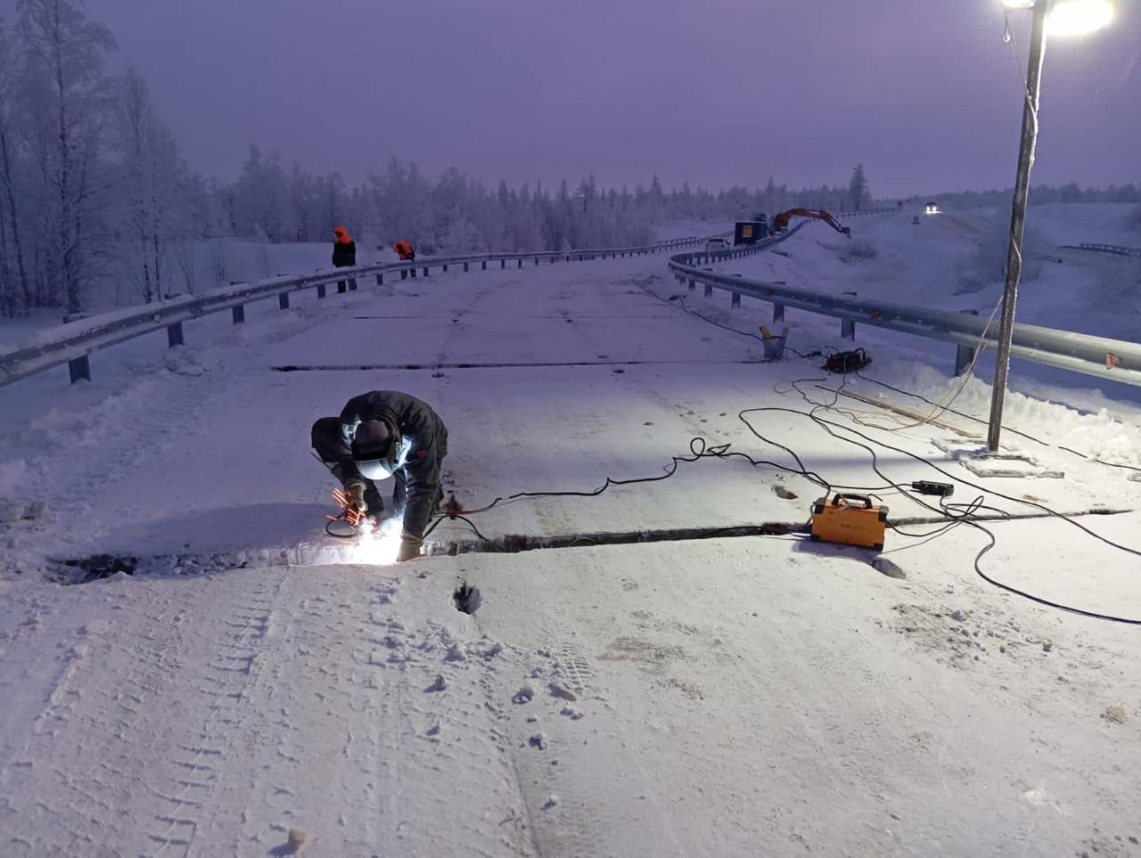 Продолжаются работы над реконструкцией участка трассы Сургут-Салехард